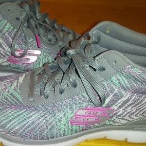 Air-cooled memory foam sneakers